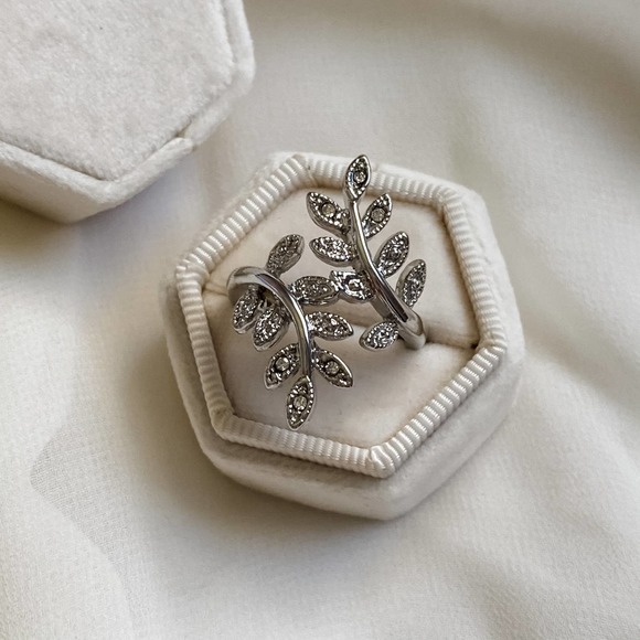 Vintage Jewelry - VTG Silver Vine Wrap CZ Diamond Ring